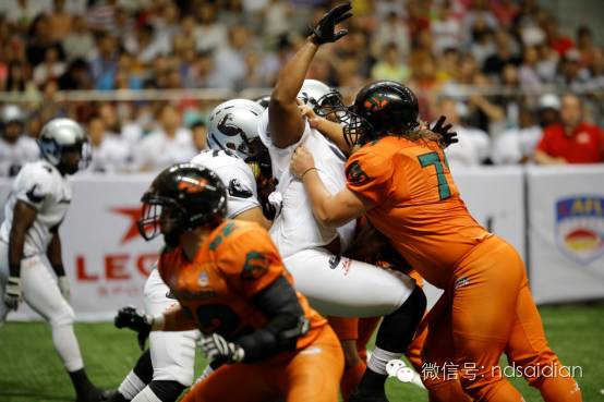 橄榄球巡回赛掀起高潮，江汉雷豹队翻盘岭东雄狮队，战至最后一刻——中场绞杀压制对手的简单介绍