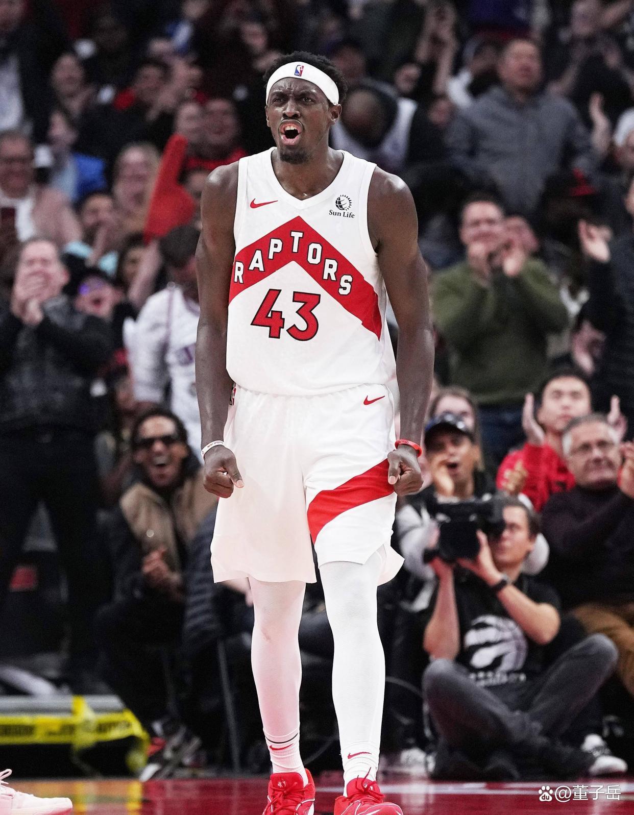 九游手游专业平台西亚卡姆迎来十五赛季高光表现，勇士球迷沸腾！的简单介绍